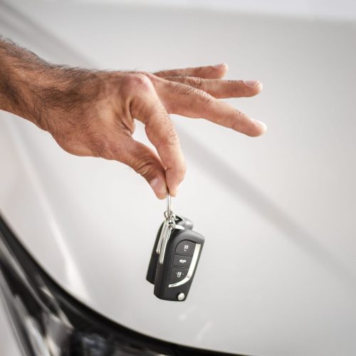 primer-plano-mano-llaves-del-coche